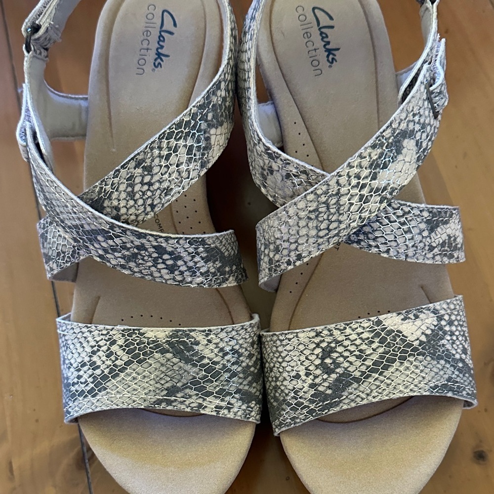 Clarks Women's Rose Way Wedge Sandal Beige Metallic size 11 NWT - Picture 4 of 4